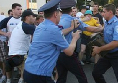 У Києві чоловіка побили за спілкування українською (відео)