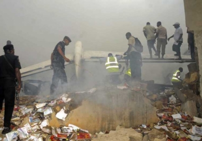 У Нігерії літак впав на будинки та перехожих