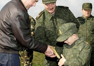 Коля Лукашенко не розлучається з пістолетом (фото)