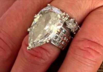 В США мужчина случайно выбросил в мусорник кольцо жены стоимостью $400 тыс