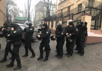 Саакашвили вылез на крышу дома из-за обыска в его квартире - ВИДЕО ФОТО (обновлено)