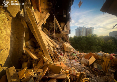 Одеса вночі зазнала масованої атаки: зруйновано будинок, постраждали люди, є жертва (оновлено)