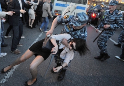Депутати Держдуми Росії пропонують дозволити поліції стріляти в жінок