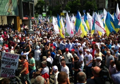 Мітинги у Києві: гучні обіцянки, бійки до крові і український стяг замість підстилки