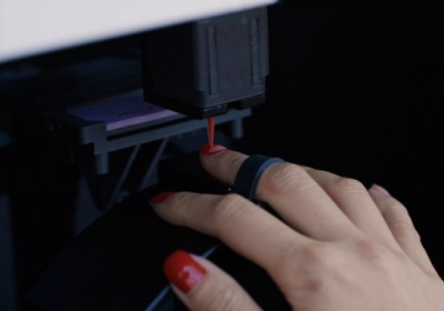 В США разработали первого в мире робота, который красит ногти