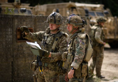 Британські й французькі десантники готуються до потенційної місії в Україні