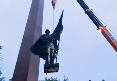 У Чернівцях демонтували пам'ятник радянському солдатові