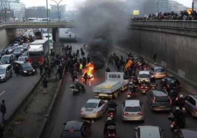 На французьких дорогах палають автомобільні шини: таксисти вийшли на страйк