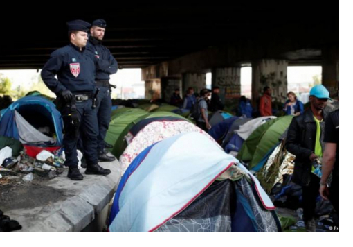 Полиция Парижа сносит два незаконных лагеря мигрантов