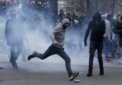 В Париже в результате протестов заблокированы 16 колледжей, - ФОТО