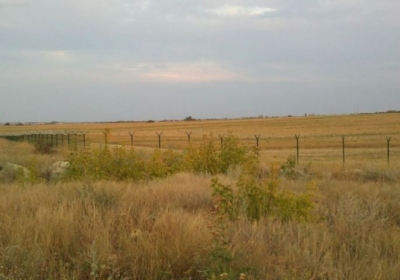 Забор с проволокой на границе сепаратистов из ЛНР и Россией Фото: vlada.io