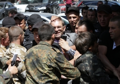 Пашинский рассказал, за что его вчера избили под стенами парламента