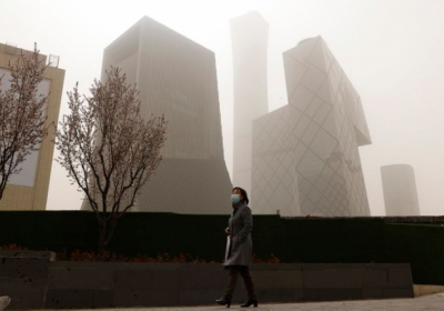 Пекин накрыла вторая за месяц песчаная буря. Людей просят оставаться дома