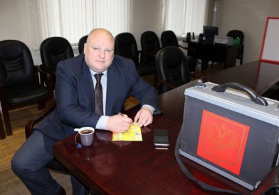 У Росії депутат розтоптав свій iPad у відповідь на санкції США, - ВІДЕО