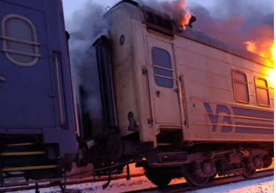 російські дрони ударили по пасажирському потягу із сотнями пасажирів на Харківщині (оновлено)