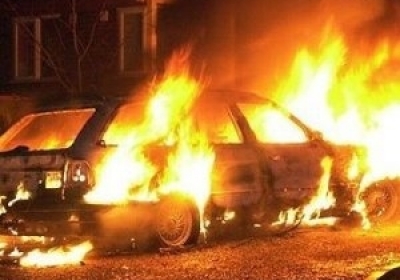 Невідомі в масках спалили десятки автівок у містах Швеції