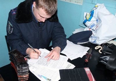 У київському метрополітені 28-річна киянка перевозила боєприпаси та холодну зброю, - відео