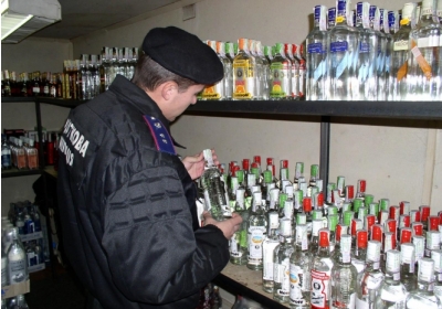 Прикордонники перехопили 16 тис пляшок підробленої горілки, яку везли із зони АТО
