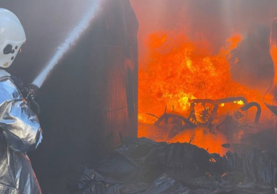 Понад 100 рятувальників ліквідують пожежу, що виникла у навчальному закладі у Харкові після обстрілу