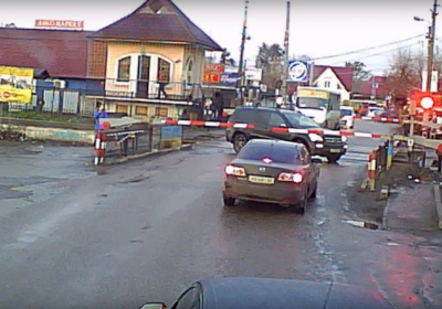 Залізничник на Київщині врятував водія Mercedes від зіткнення з поїздом, - ВІДЕО