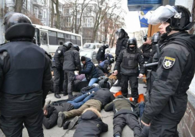 Четырем лицам сообщили подозрение за штурм Подольского райотдела полиции в Киеве