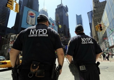 В Нью-Йорку невідомий влаштував стрілянину біля торгового центру: є жертви