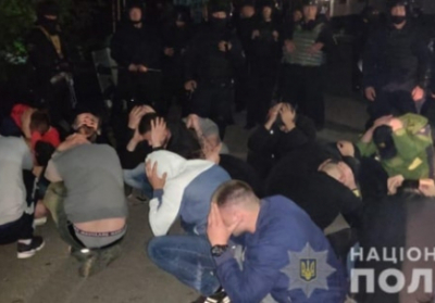 В Виннице правоохранители задержали 50 молодых людей, которые захватили завод, - ФОТО