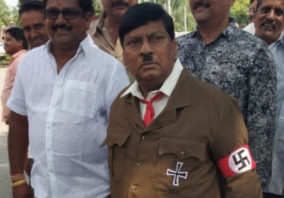Індійський політик прийшов на засідання парламенту одягнений, як Гітлер
