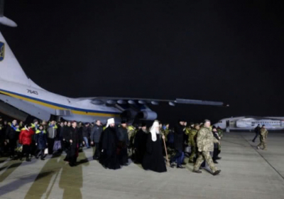 Літаки зі звільненими з полону українцями приземлилися в Борисполі, - ФОТО
