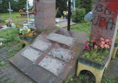 У Польщі вандали поглумились над могилами вояків УПА, - фото