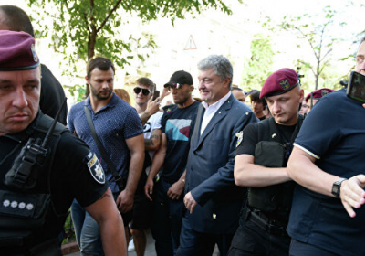 После выхода из здания ГБР неизвестные начали бросать яйцами в Порошенко - ВИДЕО