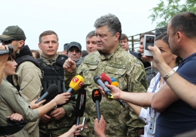 Порошенко поручил МИД отреагировать на обстрел украинских военных с территории РФ