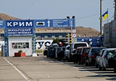 Правоохранители задержали пограничника и таможенника, которые требовали взятки за въезд в Крым