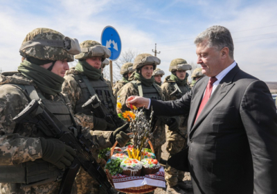 Українським військовим підвищать зарплату до 10 тис грн, на фронті - до 21 тис грн