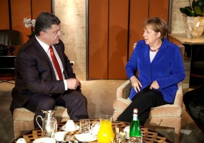 Порошенко обговорив з Меркель стан виконання мінських домовленостей