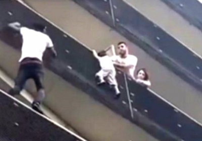 У Парижі чоловік героїчно врятував дитину, вилізши по балконах будівлі, - ВІДЕО