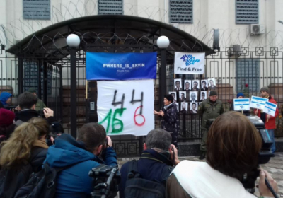 Біля посольства Росії у Києві пройшла акція з вимогою розслідувати викрадення в Криму
