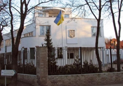 Посольство України у Москві закидали фаєрами
