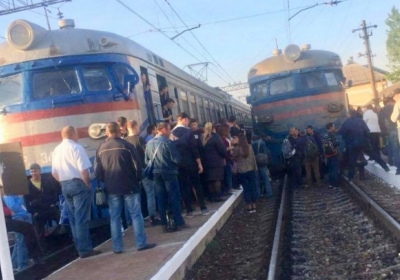 Возле Львова возмущенные пассажиры блокировали электрички на Мукачево и Трускавец - ВИДЕО
