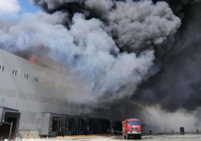 Масштабна пожежа на складах під Одесою: гасіння ускладнював вітер