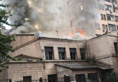 На Дмитрівській у Києві спалахнула пожежа 
