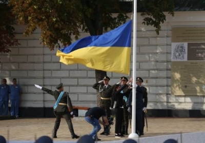 У Києві на Софійській площі урочисто підняли прапор України, - ВІДЕО