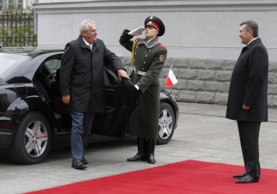 Януковича пригласили с визитом в Чехию для посещения мини-саммита 