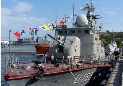 Росія розпочала повертати Україні кораблі