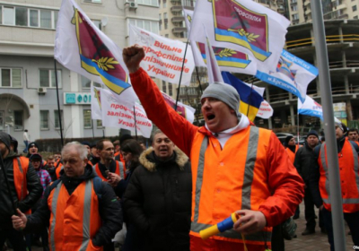 Біля офісу Укрзалізниці сталися сутички між протестувальниками і силовиками
