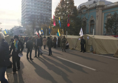 Активисты возле Рады собираются на митинг