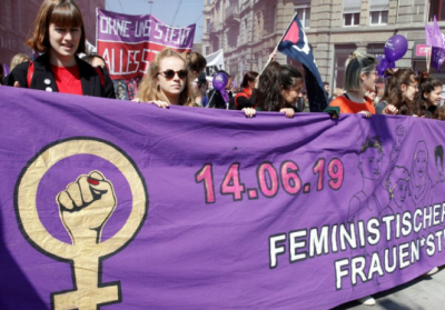 Сотни женщин в Швейцарии вышли на протесты за гендерное равенство - второй раз за почти 30 лет
