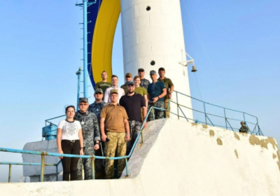 На маяку в Одесі розгорнули величезний прапор України