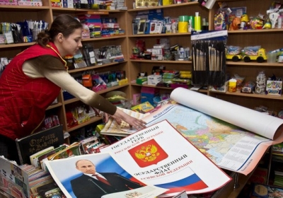 З книгарень Сімферополя розмітають портрети Путіна. Розраховуються гривнями, - фото