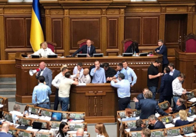 Депутати із мегафоном заблокували трибуну Ради: Геращенко обізвала їх 